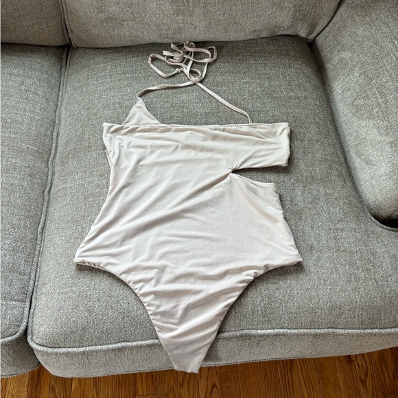 Princess Polly Cutout Bodysuit in Light Cream - Picture 2 of 3